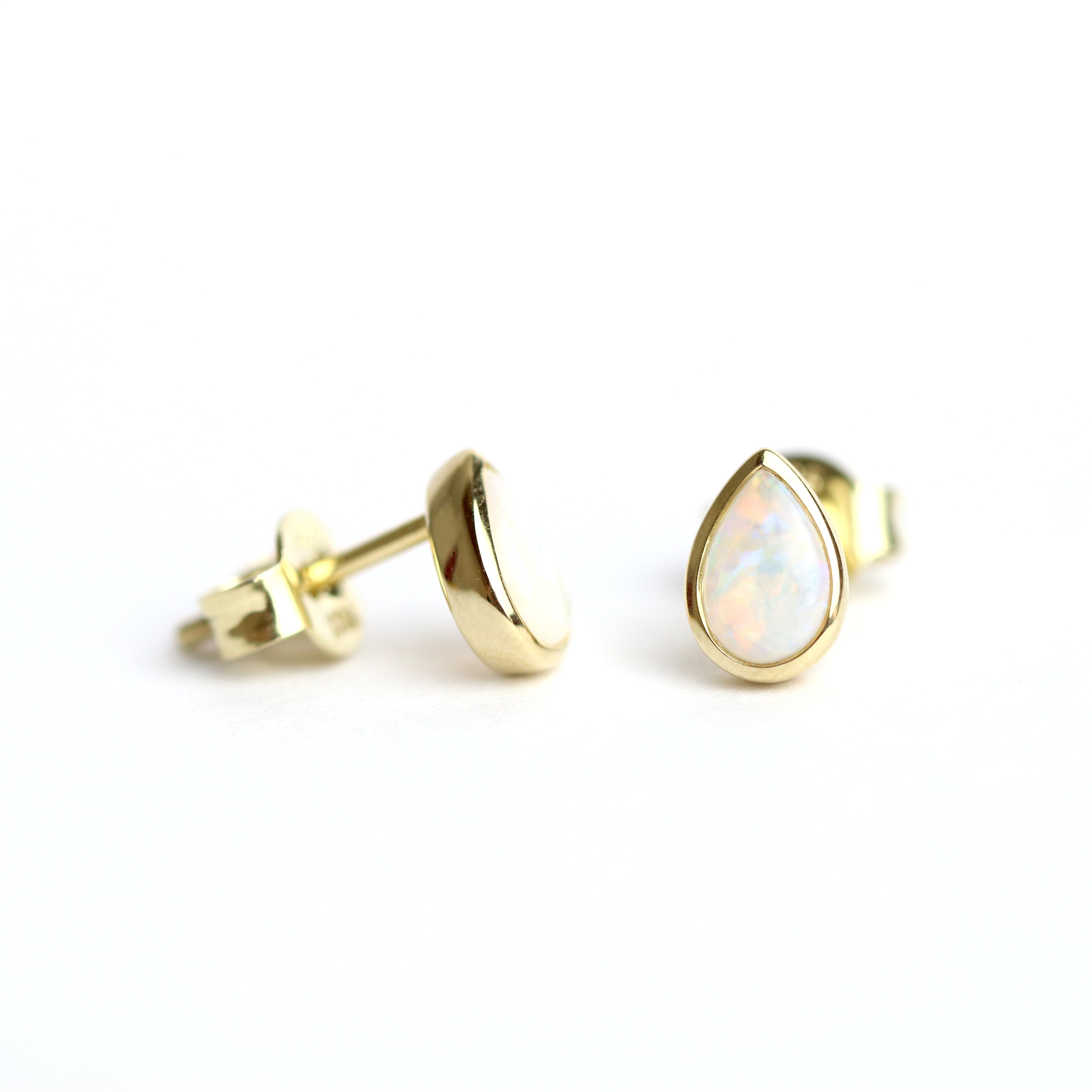 WILHELM MÜLLER - Ohrstecker mit Opal in Tropfenform in Gold - Juwelier Donkel