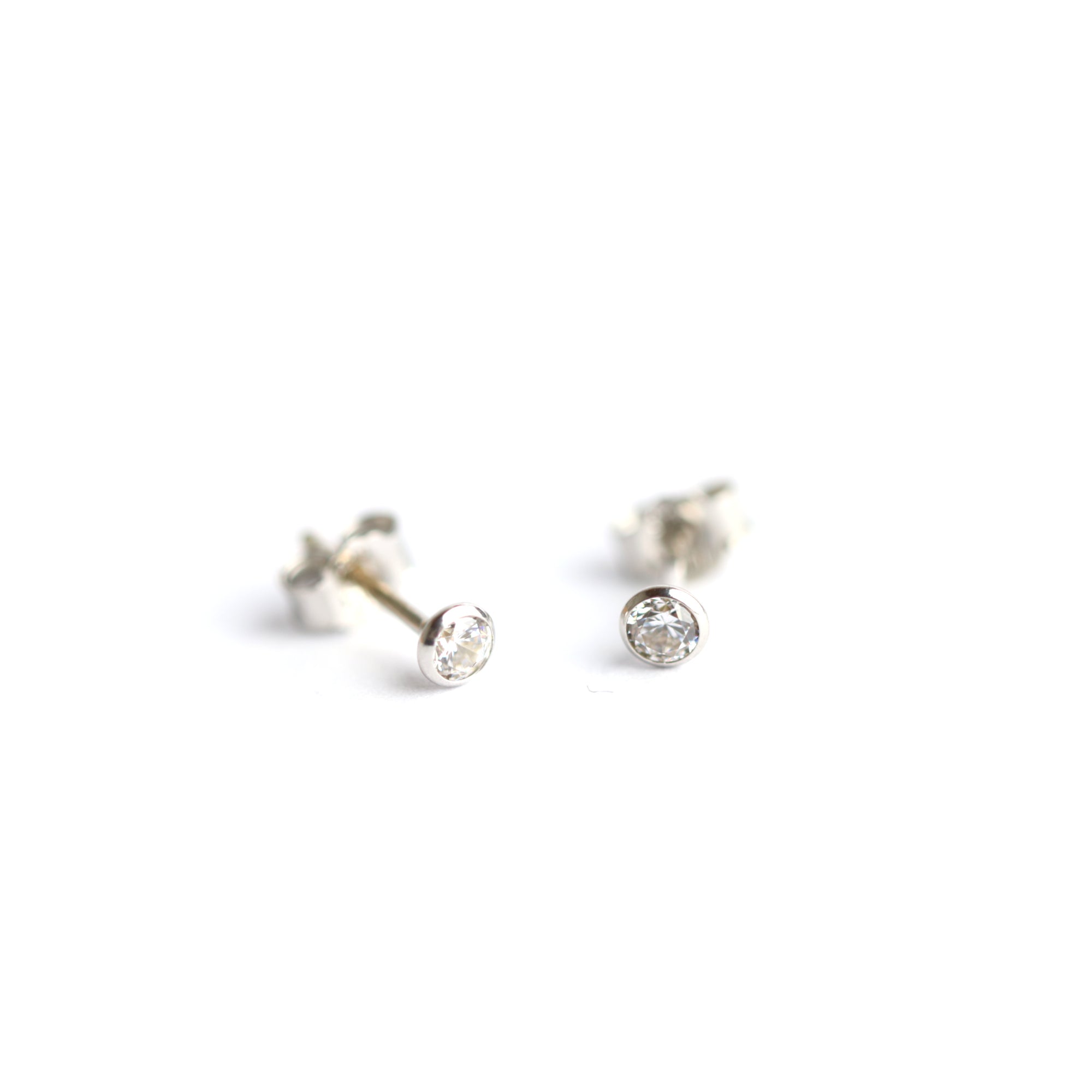 Ohrstecker ,,Mini'' in Silber mit Zirkonia - Juwelier Donkel
