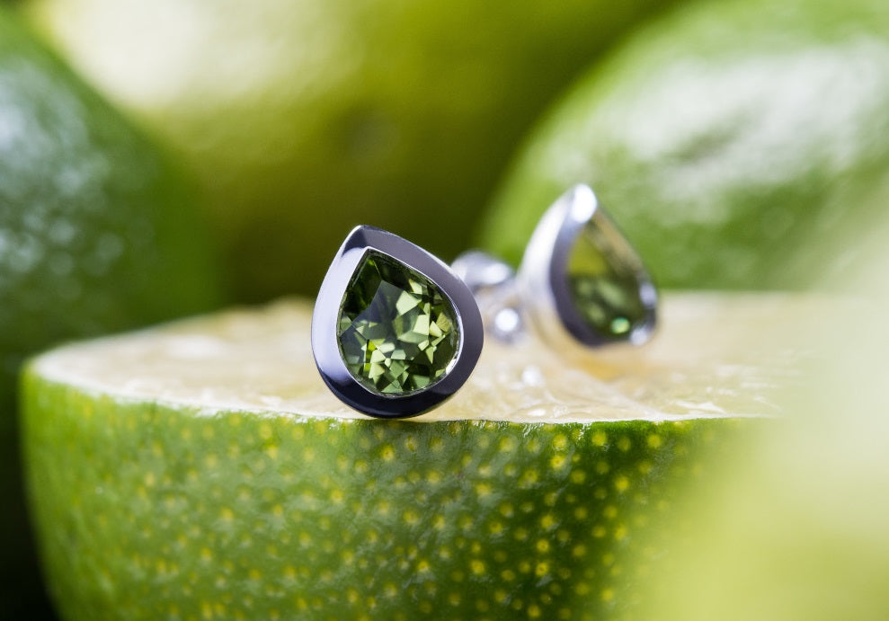 BASTIAN INVERUN - Ohrstecker Pear Cut in Silber mit Sattgrünem Peridot - Juwelier Donkel