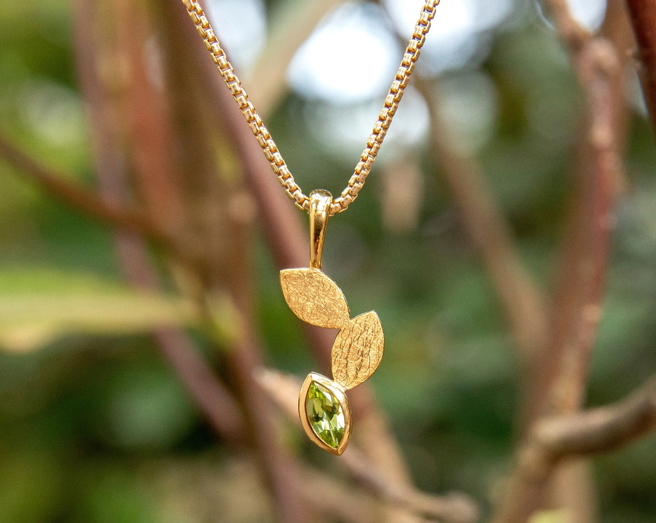 BASTIAN INVERUN - Anhänger Spring Leaves in Silber vergoldet mit Peridot - Juwelier Donkel