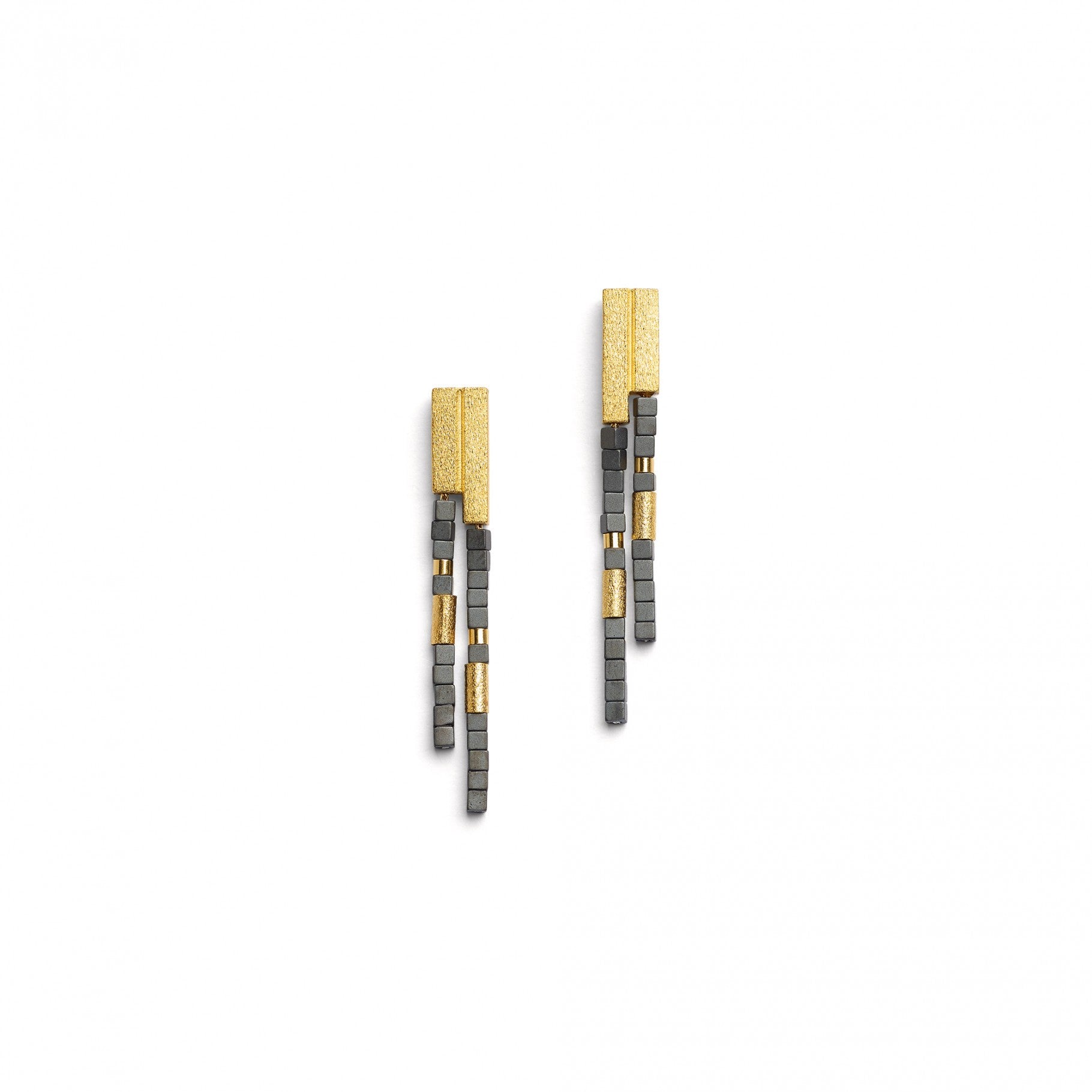 BERND WOLF - Ohrhänger Yaneki in Silber vergoldet mit Hämatin mattiert