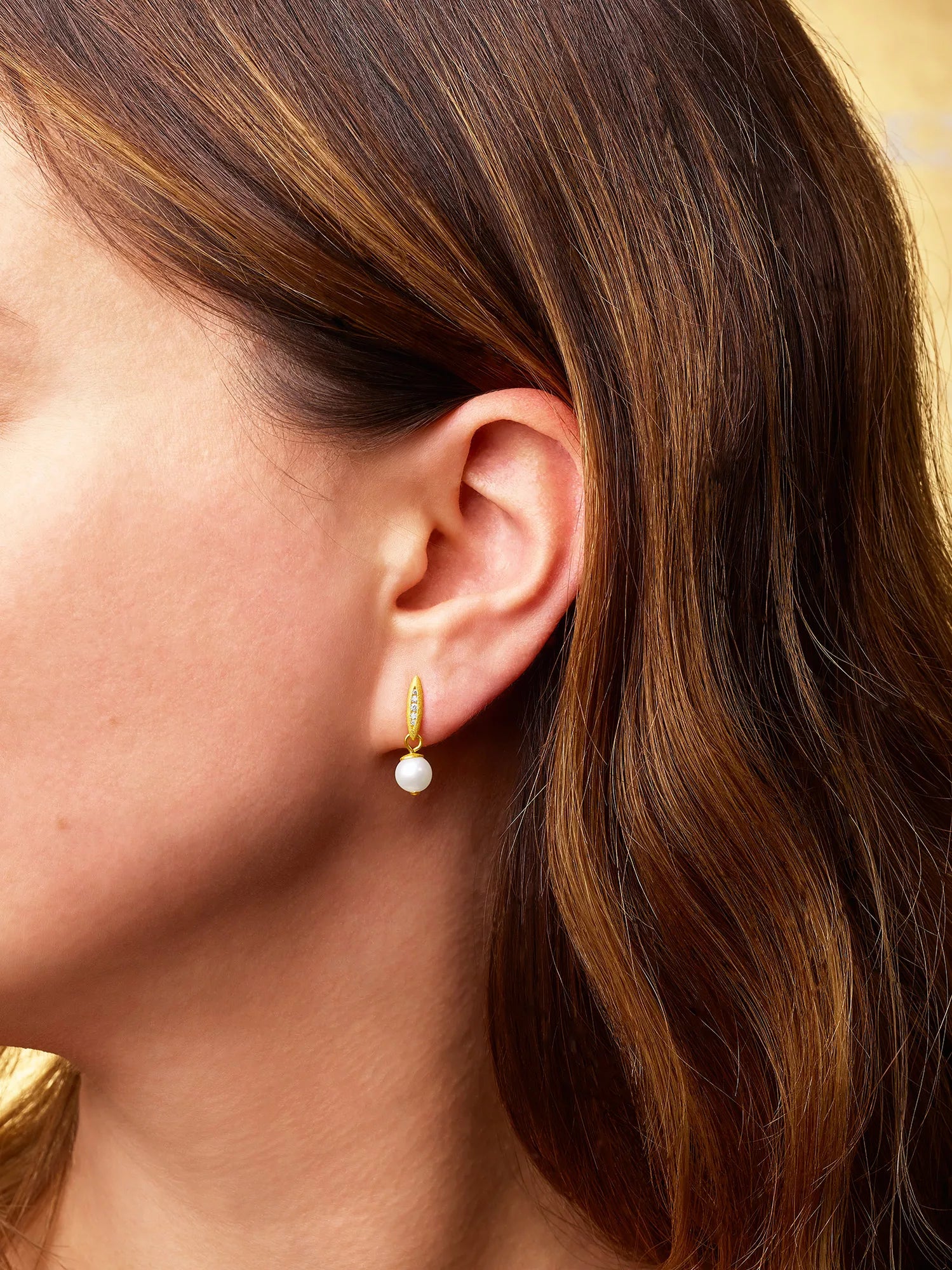 BERND WOLF - Ohrhänger in Silber vergoldet Venibali mit Süsswasserperle - Juwelier Donkel