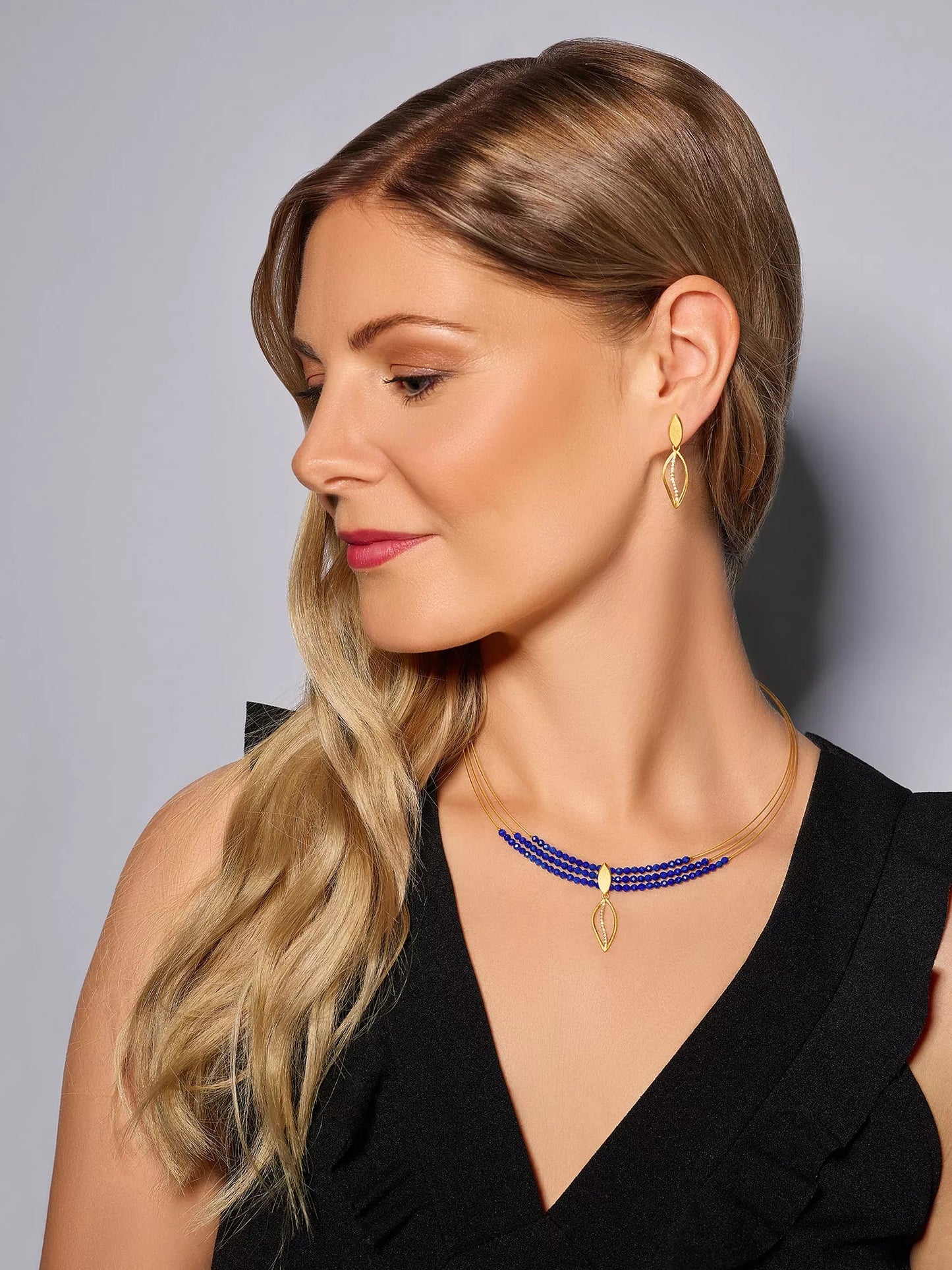 BERND WOLF - Swanja Collier mit elegant leuchtendem Lapislazuli und 24 Karat Goldplattierung