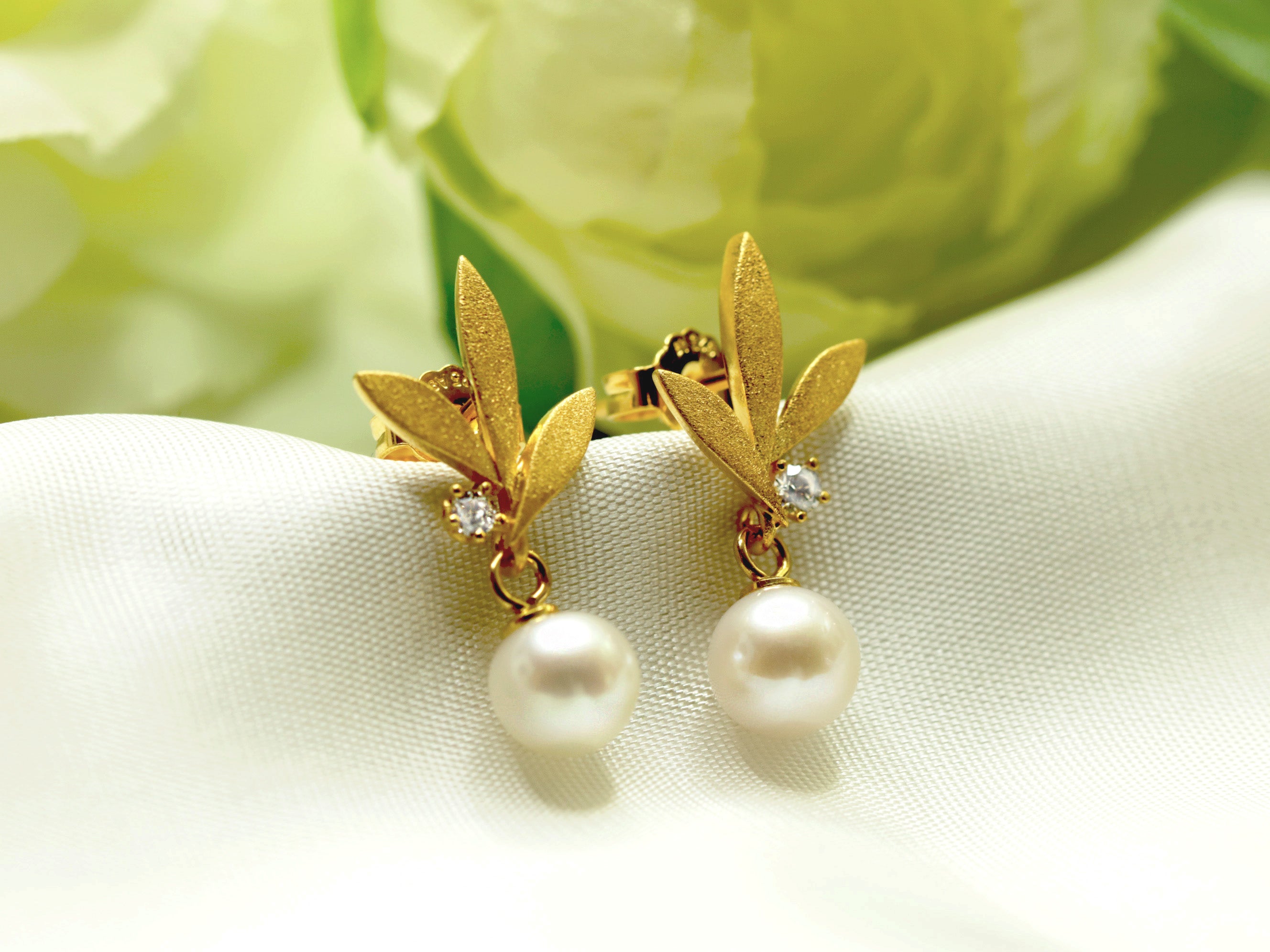 BERND WOLF - Ohrhänger in Silber vergoldet Strelias mit Süsswasserperle - Juwelier Donkel