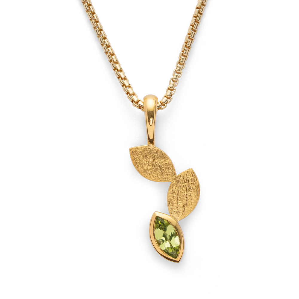 BASTIAN INVERUN - Anhänger Spring Leaves in Silber vergoldet mit Peridot