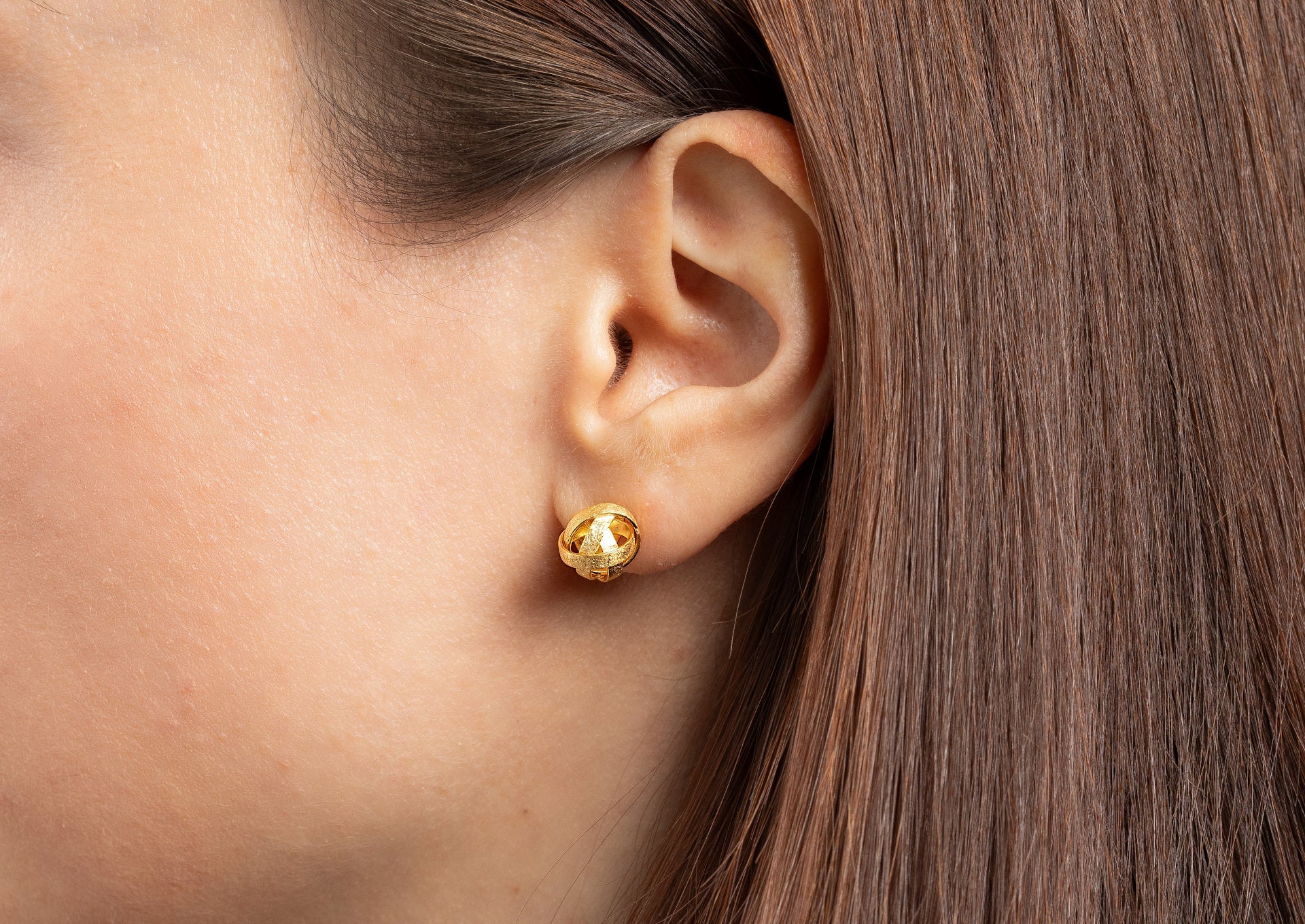 BASTIAN INVERUN - Ohrstecker Golden Knot - Juwelier Donkel