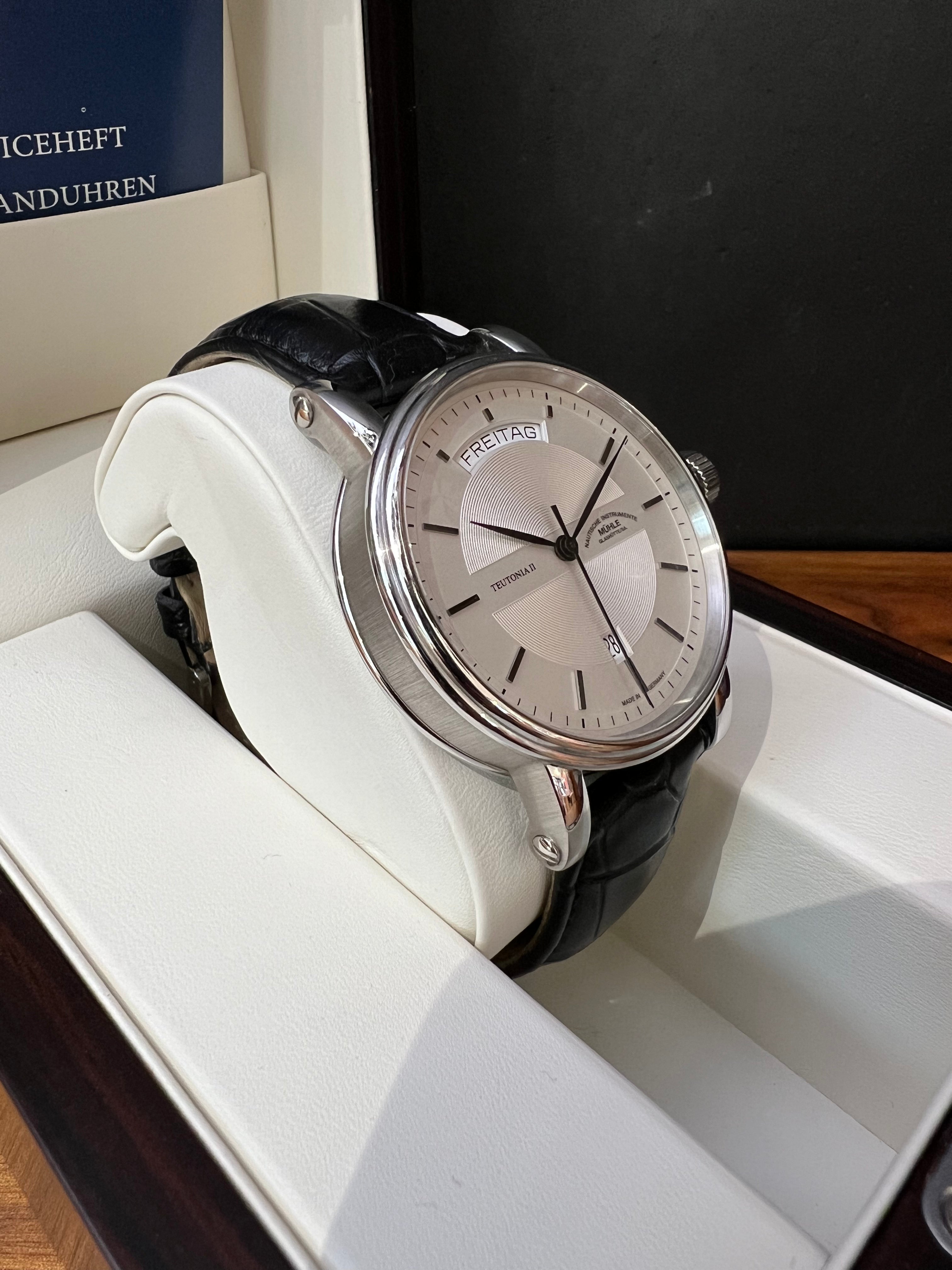 MÜHLE - Teutonia II Tag/Datum Lederband - Juwelier Donkel