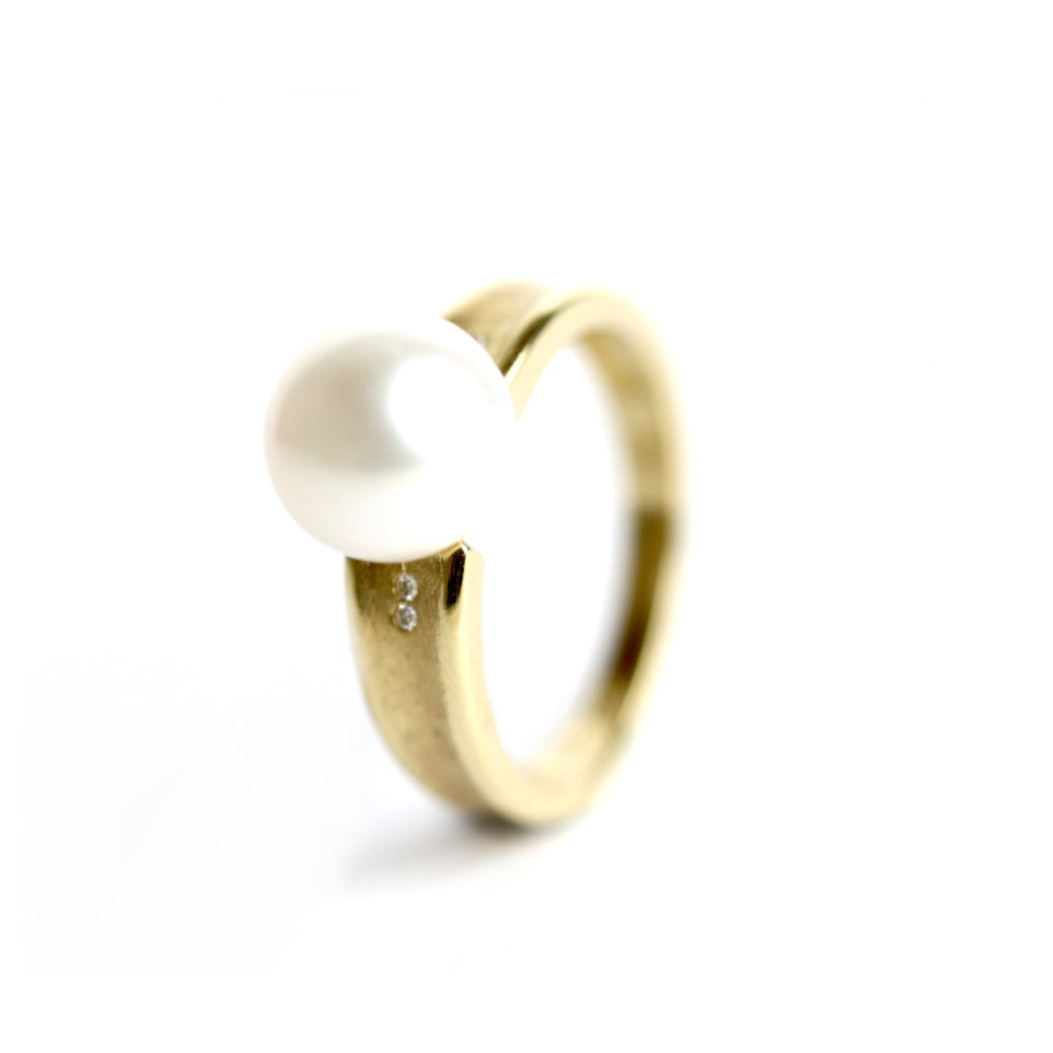 WILHELM MÜLLER - Ring in Gold mit Süßwasserperle und Brillanten in eismatt