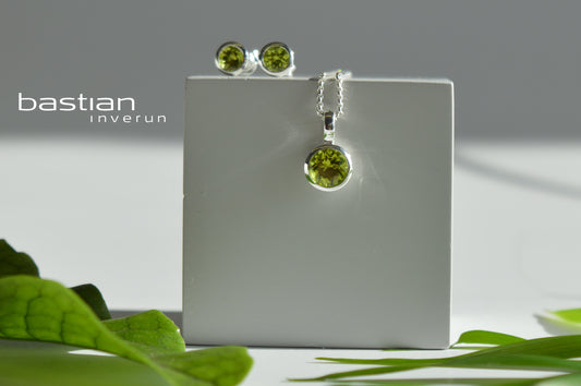 BASTIAN INVERUN -  Ohrstecker in Silber mit Sattgrünem Peridot